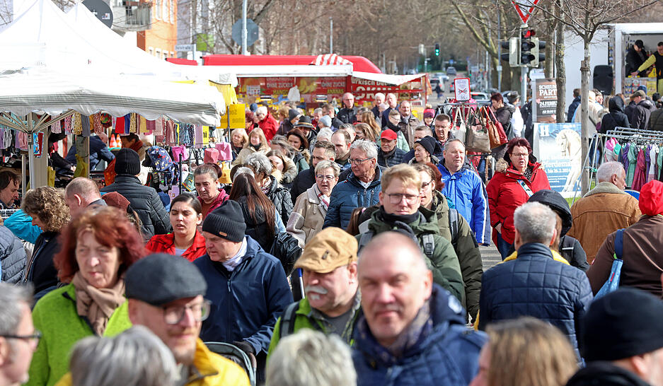 Der Heilbronner Pferdemarkt ist ein Publikumsmagnet: Schon am frühen Samstagnachmittag drängen sich die Besucher auf der drei Kilometer langen Festmeile zwischen Harmonie und Oststraße.