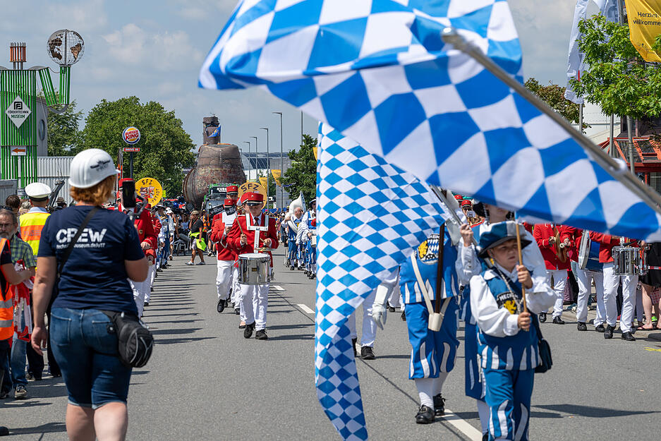 Empfang mit Musik: Die U17 auf ihren letzten Metern.