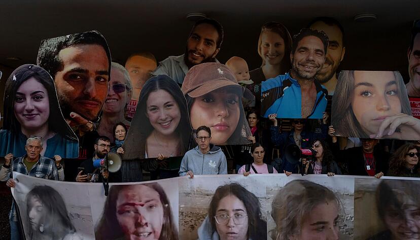 Angeh&ouml;rige der israelischen Geiseln und Unterst&uuml;tzer demonstrieren immer wieder f&uuml;r die Freilassung der Verschleppten. (Archivbild)