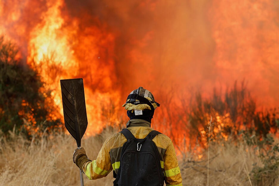 In Spanien w&uuml;ten die schlimmsten Waldbr&auml;nde seit Jahrzehnten. Die Br&auml;nde haben in k&uuml;rzester Zeit eine riesige Fl&auml;che Land vernichtet. Ein Feuerwehrmann ist hier bei einem einen Waldbrand in Veiga das Meas im Nordwesten Spaniens zu sehen.