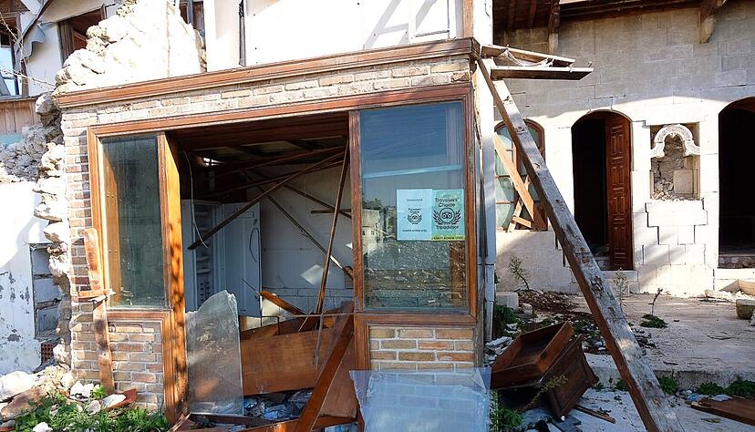 Der Eingang eines eingest&uuml;rzten Hotels - die Altstadt war bei Touristen beliebt