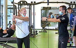 Rosemarie Wunderlich ist mit dem vereinseigenen Fitnessstudio äußerst zufrieden − auch dank der guten Anleitung von Trainer Meriton Hasanaj.
Fotos: Ralf Seidel Rosemarie Wunderlich ist mit dem vereinseigenen Fitnessstudio äußerst zufrieden − auch dank der guten Anleitung von Trainer Meriton Hasanaj.
Fotos: Ralf Seidel