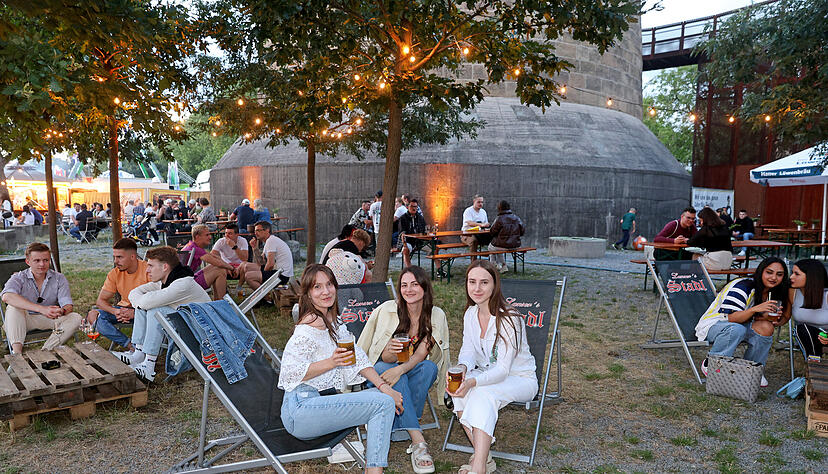 Spannende Konstellation: Am historischen Theresienturm findet sich während des Heilbronner Volksfestes eine coole Freiluft-Lounge. Spannende Konstellation: Am historischen Theresienturm findet sich während des Heilbronner Volksfestes eine coole Freiluft-Lounge.