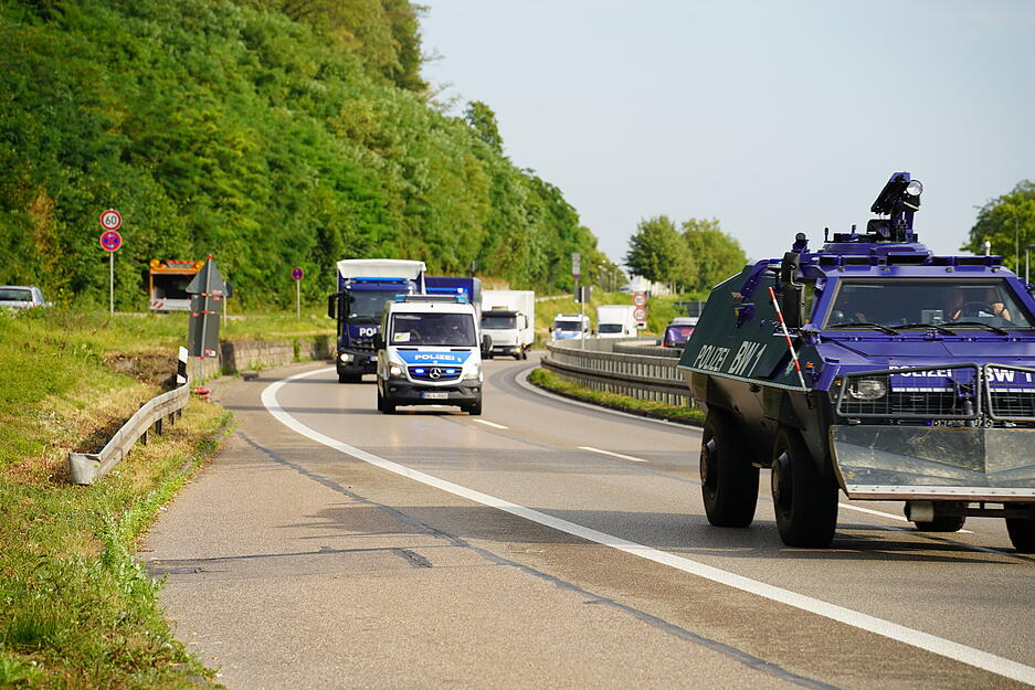 In einem Konvoi aus verschiedenen Polizeifahrzeugen wird sichergestelltes Kokain transportiert. In einem Konvoi aus verschiedenen Polizeifahrzeugen wird sichergestelltes Kokain transportiert.