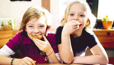 Christel Welk w&auml;lzt den letzten Teig-rest auf. Uroma Lonny schaut zu.
