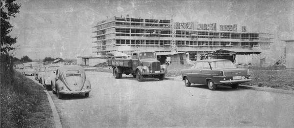 1964: Straßen in der Umgebung der Ingenieurschule an der Sontheimer Landwehr erhalten neue Namen: Die von der Robert-Bosch-Straße nach Westen führende Straße trägt künftig den Namen Heinrich-Hertz-Straße, und die Kreuzäckerstraße wird in nordwestlicher Richtung verlängert.
