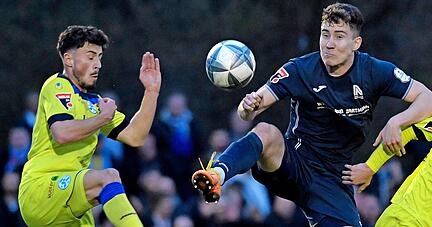 Neckarsulms Jonas Selz (rechts) trifft in dieser Szene kurz vor dem Halbzeitpfiff zum 1:2-Anschluss. Die Stuttgarter Kickers ließen sich durch das Gegentor jedoch nicht entscheidend aus dem Konzept bringen.
Foto: Mario Berger