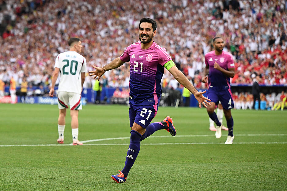 Ilkay Gündogan: Sehr umtriebig, in vielen Räumen unterwegs. Er machte das deutsche 1:0 möglich, weil er unbedingt den Ball haben wollte. Und er schoss das 2:0. Man of the match.
Note: 1 Ilkay Gündogan: Sehr umtriebig, in vielen Räumen unterwegs. Er machte das deutsche 1:0 möglich, weil er unbedingt den Ball haben wollte. Und er schoss das 2:0. Man of the match.
Note: 1