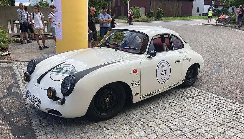 Der Porsche Baujahr 1969 von Heino Schäfer hat hörbare 240 PS. Das Auto ist in Amerika Rennen gefahren. Foto: Yvonne Tscherwitschke