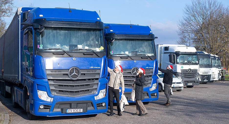 Freiwillige verteilen Geschenke an Fernfahrer aus vielen Nationen.