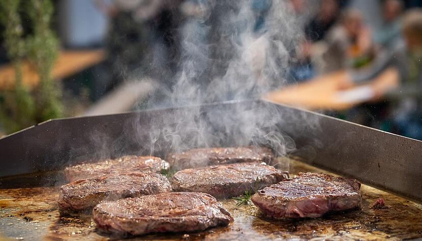 Eine Dicke von ein bis zwei Daumenbreiten sorgt für das perfekte Steak: Zu dünnes Fleisch wird schnell durchgebraten. Eine Dicke von ein bis zwei Daumenbreiten sorgt für das perfekte Steak: Zu dünnes Fleisch wird schnell durchgebraten.