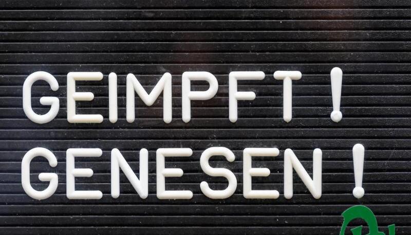 «Geimpft! Genesen!» steht auf einem Schild an einer Bar. «Geimpft! Genesen!» steht auf einem Schild an einer Bar.