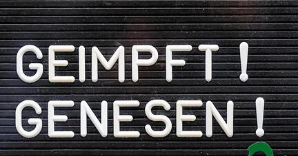 «Geimpft! Genesen!» steht auf einem Schild an einer Bar.
