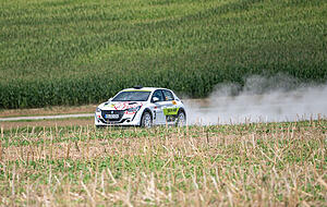 Tom Kässer fuhr als Deutscher Meister der 2WD-Wertung mit Co-Pilot Stephan Schneeweiß schneller als alle anderen. Auf den Gesamtsieg verzichtete er allerdings. Tom Kässer fuhr als Deutscher Meister der 2WD-Wertung mit Co-Pilot Stephan Schneeweiß schneller als alle anderen. Auf den Gesamtsieg verzichtete er allerdings.