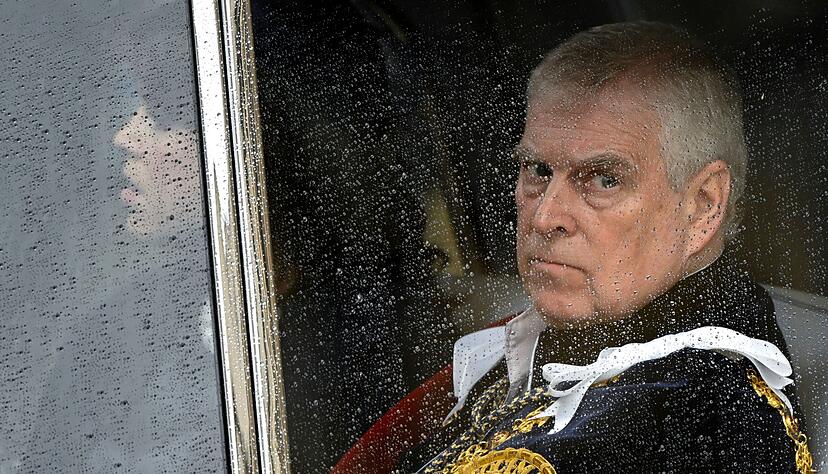 Prinz Andrew zieht sich weiter aus dem Königshaus zurück. Prinz Andrew zieht sich weiter aus dem Königshaus zurück.