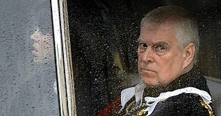 Prinz Andrew zieht sich weiter aus dem Königshaus zurück.