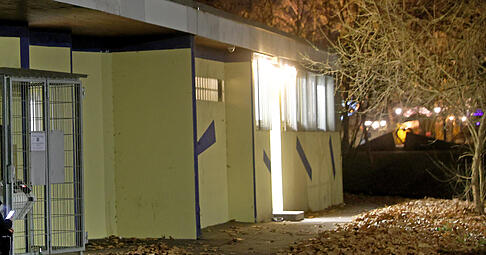 Der Vorfall ereignete sich laut Polizei auf dem Radweg am Freibad Neckarhalde, vor dem Erfrierungsschutz für Obdachlose. Der Vorfall ereignete sich laut Polizei auf dem Radweg am Freibad Neckarhalde, vor dem Erfrierungsschutz für Obdachlose.