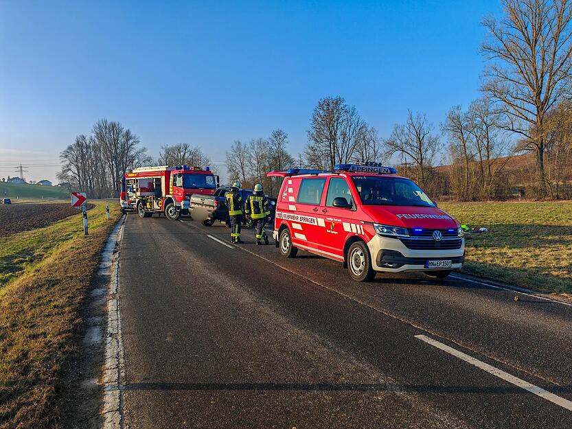 Die Feuerwehr musste eine Person aus ihrem Auto retten.