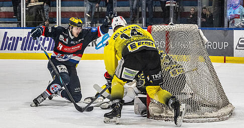 Marco Haas (links) erzielte den zehnten Treffer der HEC Eisb&auml;ren gegen Zweibr&uuml;cken und muss daf&uuml;r der Mannschaft einen Kasten Bier ausgeben.