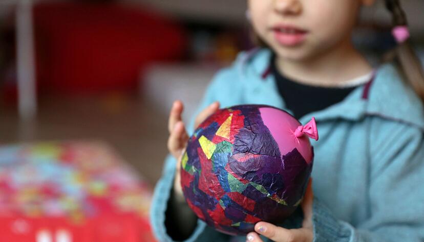 Das Kind ist in Bastellaune, aber es ist kein Kleber zur Hand? Dann helfen zwei kleine Zutaten aus dem Haushalt. Das Kind ist in Bastellaune, aber es ist kein Kleber zur Hand? Dann helfen zwei kleine Zutaten aus dem Haushalt.