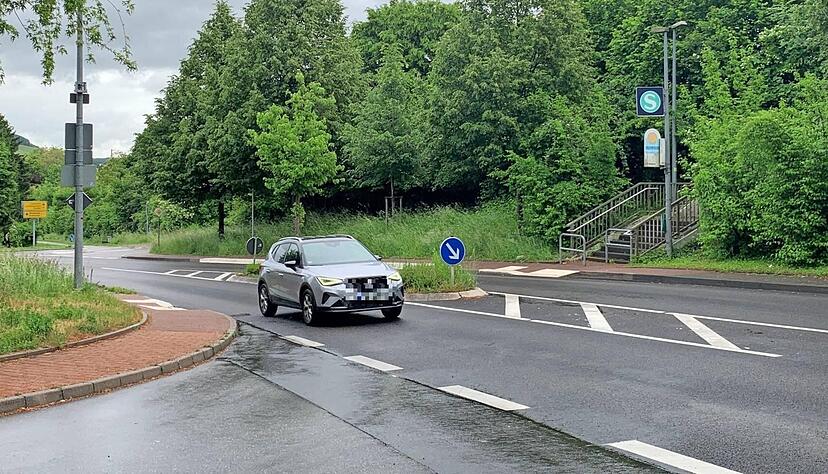 Ein neuralgischer Punkt für Fußgänger ist die K2113 in diesem Bereich. Die Kreisstraße, der Fußweg zur Stadtbahnhaltestelle und zwei Einmündungen, nämlich Schillerstraße und (innere) Bahnhofstraße, liegen nahe beieinander. Ein neuralgischer Punkt für Fußgänger ist die K2113 in diesem Bereich. Die Kreisstraße, der Fußweg zur Stadtbahnhaltestelle und zwei Einmündungen, nämlich Schillerstraße und (innere) Bahnhofstraße, liegen nahe beieinander.