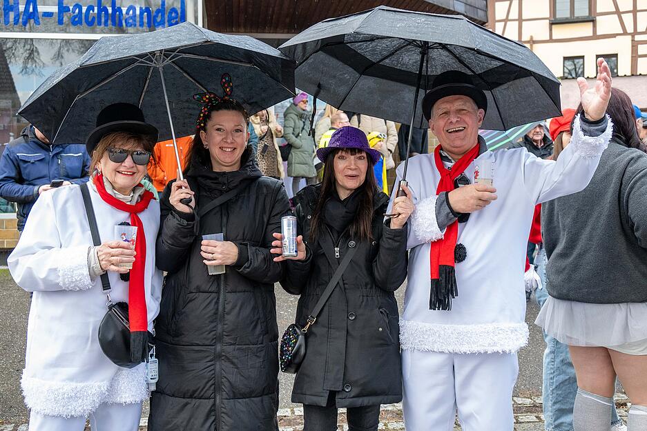 Ihre gute Laune lassen sie sich durch das durchwachsene Wetter nicht verderben.