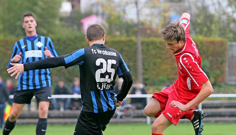 Daniel J&auml;ger vom FC Kirchhausen versperrt Daniel Zahner (rechts) den Weg. Der TGV D&uuml;rrenzimmern kam nicht &uuml;ber ein 2:2 hinaus. Mit einem Sieg h&auml;tten die Zaberg&auml;uer die Tabellenf&uuml;hrung &uuml;bernommen.Foto: Andreas Veigel