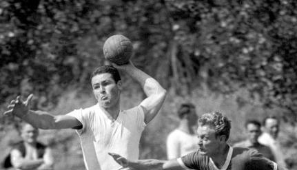 Kaum zu bremsen: Herbert Hönnige in seiner unnachahmlichen Art, für Horkheim Tore zu werfen.Foto: Archiv/Krüger Kaum zu bremsen: Herbert Hönnige in seiner unnachahmlichen Art, für Horkheim Tore zu werfen.Foto: Archiv/Krüger