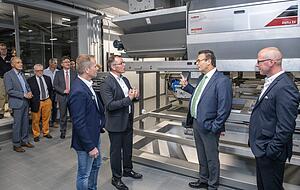 Die Gebrüder Holger (r.), Jürgen (3.v.r.) und Günter (4.v.r.) Willy schauen sich mit Minister Peter Hauk (2.v.r.) und Ehrengästen die neue Sortieranlage an.
Foto: Archiv/Berger Die Gebrüder Holger (r.), Jürgen (3.v.r.) und Günter (4.v.r.) Willy schauen sich mit Minister Peter Hauk (2.v.r.) und Ehrengästen die neue Sortieranlage an.
Foto: Archiv/Berger