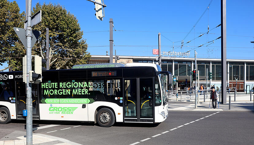 Die Busse können oft nur aus dem Busbahnhof ausfahren, wenn auch die Fußgängerampel auf Grün steht.