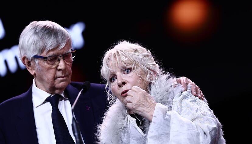 Tom Courtenay und Anna Calder-Marshall erhalten den Silbernen B&auml;ren f&uuml;r die beste schauspielerische Leistung in einer Nebenrolle.