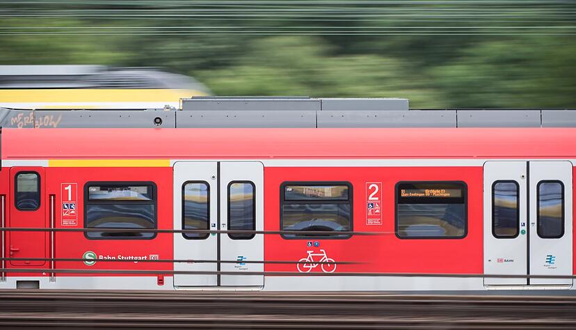 Eine S-Bahn ist in Nordrhein-Westfalen in eine herabh&auml;ngende Oberleitung gefahren. (Symboldbild)