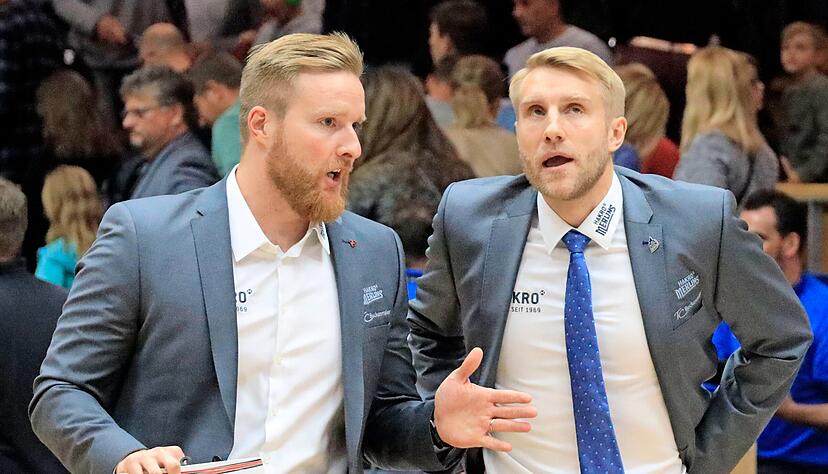 Bilden diese Saison ein erfolgreiches Trainer-Team bei den Merlins Crailsheim: Chefcoach Tuomas Iisalo und sein Assistent und Bruder Joonas Iisalo. Ab Samstag k&auml;mpft die Mannschaft aus Hohenlohe im BBL-Abschluss-Turnier.
Foto: Marc Schmerbeck