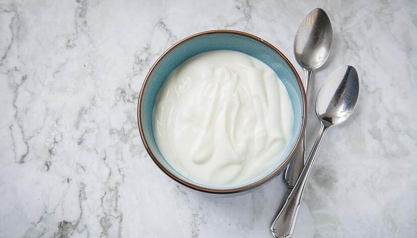 Lust auf eigenen Quark? Dafür benötigt Milch nur etwas Säure, etwa Buttermilch. Nur noch erhitzen, ausflocken lassen und über Nacht abseihen. Lust auf eigenen Quark? Dafür benötigt Milch nur etwas Säure, etwa Buttermilch. Nur noch erhitzen, ausflocken lassen und über Nacht abseihen.