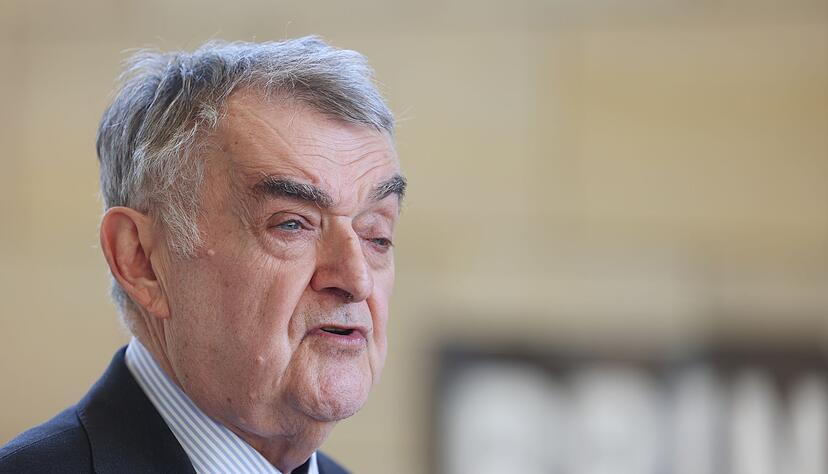 Der Minister informiert &uuml;ber den Fall des mutma&szlig;lichen Messerangreifers am Essener Berufskolleg. (Archivbild)