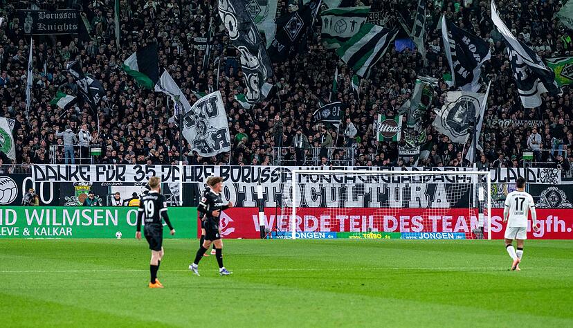 Mit einem Spruchband haben sich die Gladbacher Fans bei Roland Virkus bedankt.