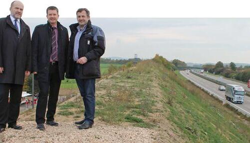 Auf dem Wall (v. l.): Andreas Hollatz, Leiter der Abteilung Stra&szlig;enwesen und Verkehr beim Regierungspr&auml;sidium Stuttgart, OB Thilo Michler und Eberhard K&ouml;hler, Gesch&auml;ftsf&uuml;hrer der Firma Schneider.
Foto: Reichert