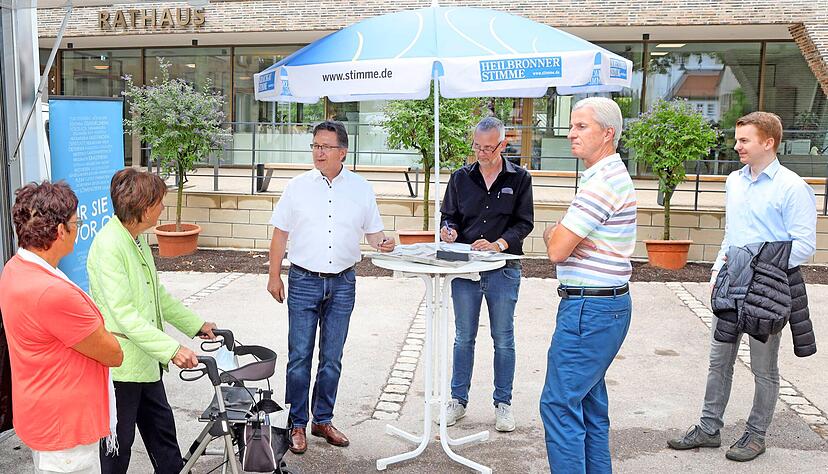 Unterm Schirm unterhielten sich Chefredakteur Uwe Ralf Heer (2.v.r.), Wolfgang Müller (3.v.r.) und Bürgermeister Volker Schiek (4.v.r.) mit Lesern.
Foto: Ralf Seidel Unterm Schirm unterhielten sich Chefredakteur Uwe Ralf Heer (2.v.r.), Wolfgang Müller (3.v.r.) und Bürgermeister Volker Schiek (4.v.r.) mit Lesern.
Foto: Ralf Seidel