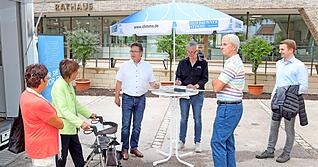 Unterm Schirm unterhielten sich Chefredakteur Uwe Ralf Heer (2.v.r.), Wolfgang Müller (3.v.r.) und Bürgermeister Volker Schiek (4.v.r.) mit Lesern.
Foto: Ralf Seidel