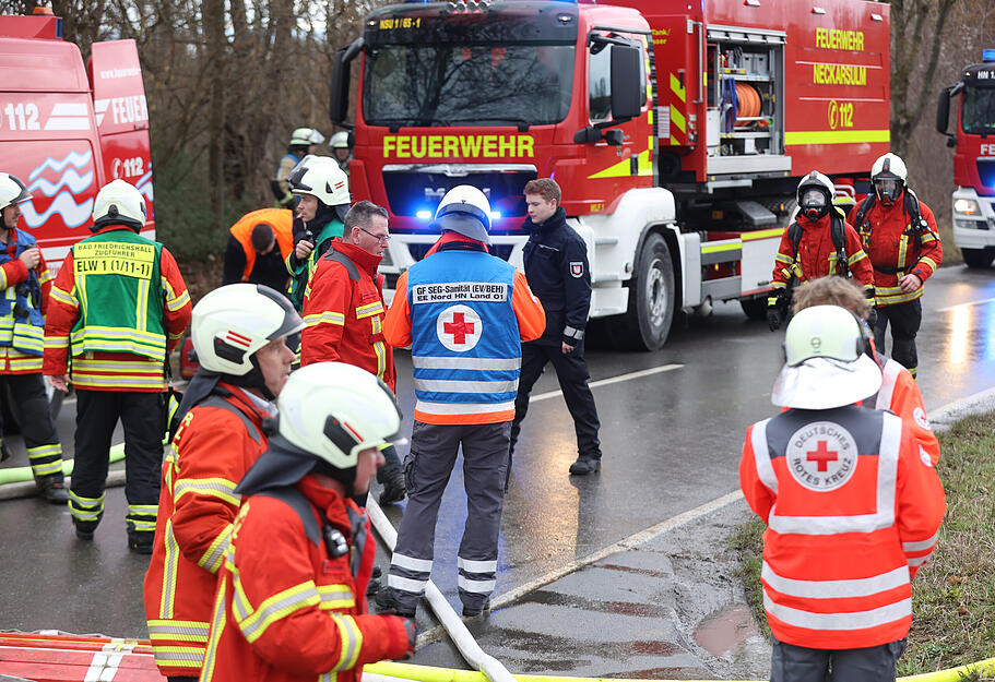 Brand einer Scheune und Wohnwagen in Bad Friedrichshall - Hagenbach, Willenbacher Grund