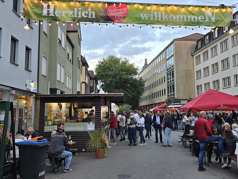 Viele Heilbronner und Auswärtige strömten am Dienstagabend auf das Weindorf am Marktplatz.