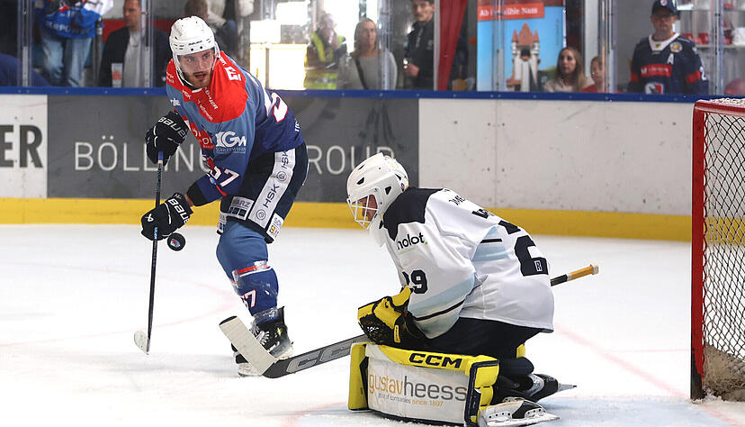 Luis Ludin (links) war beim 4:2-Auswärtssieg der Falken bei den Höchstadt Alligators der beste Spieler der Gäste.
