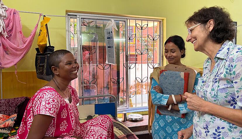 Dass Basanti (links) immer l&auml;chelt, das bewundert Monika Golembiewski sehr. Die Witwe und Mutter von vier Kindern lebt seit vier Jahren mit Krebs und wird im Krankenhaus St. Mary behandelt.