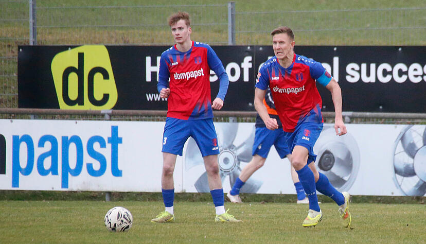 Einen Tag nach seinem 36. Geburtstag zeigte der Hollenbacher Sebastian Schiek (rechts) beim 2:2-Unentschieden gegen den 1. FC Normannia Gm&uuml;nd eine starke Leistung.
Foto: Herbert Schmerbeck