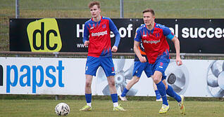 Einen Tag nach seinem 36. Geburtstag zeigte der Hollenbacher Sebastian Schiek (rechts) beim 2:2-Unentschieden gegen den 1. FC Normannia Gm&uuml;nd eine starke Leistung.
Foto: Herbert Schmerbeck
