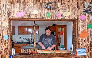 Den Durchbruch zwischen K&uuml;che und Gemeinschaftsraum haben die Bewohner selbst gemacht. Ricky Angele liebt es zu kochen.