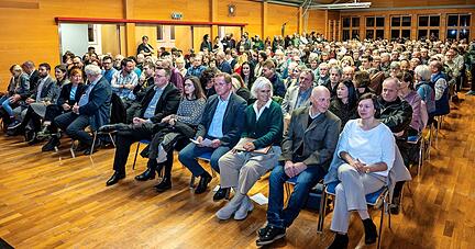 Volles Haus: Die Bestuhlung im Veranstaltungssaal reichte nicht aus, um alle an den Bewerbern interessierten Gäste unterzubringen
Fotos: Christiana Kunz