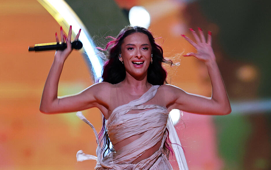 Eden Golan aus Israel tritt mit dem Titel "Hurricane" auf der Bühne beim Finale des Eurovision Song Contest auf – begleitet von Buhrufen. Eden Golan aus Israel tritt mit dem Titel "Hurricane" auf der Bühne beim Finale des Eurovision Song Contest auf – begleitet von Buhrufen.
