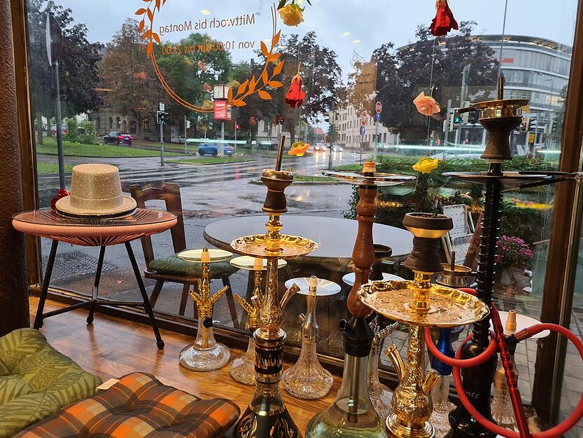 Goldene Shisha stehen vor der Fensterfront des Alshami in Heilbronn.
