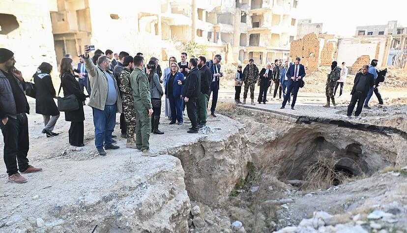 Fr&uuml;here Bewohner des Viertels Dschubar zeigen Entwicklungsministerin Svenja Schulze (SPD), die Tunnel der Rebellen aus der Zeit des B&uuml;rgerkrieges.